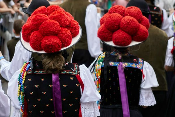 Women in Black Forest costume with Bollenhut at the Oktoberfest parade in Blumenau (Source_ Adobe Stock)