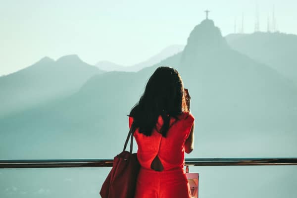 mulher tirando foto do cristo redentor