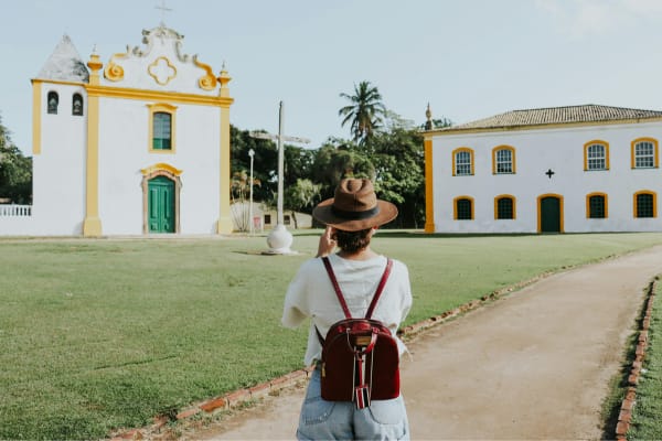 mulher tirando fotos de igrejas em porto seguro na bahia